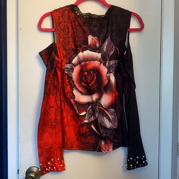 A beautiful open shoulder blouse with pearls - Picture 2 of 4